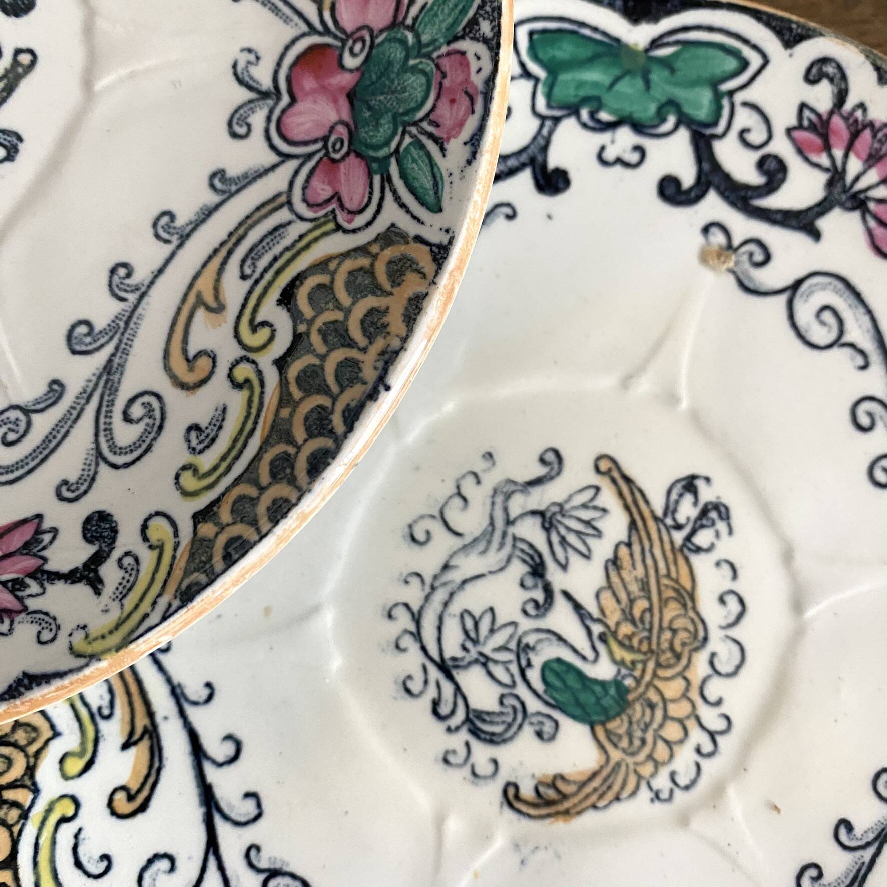 Assiettes en terre de fer polychrome Longwy modèle "chinois"