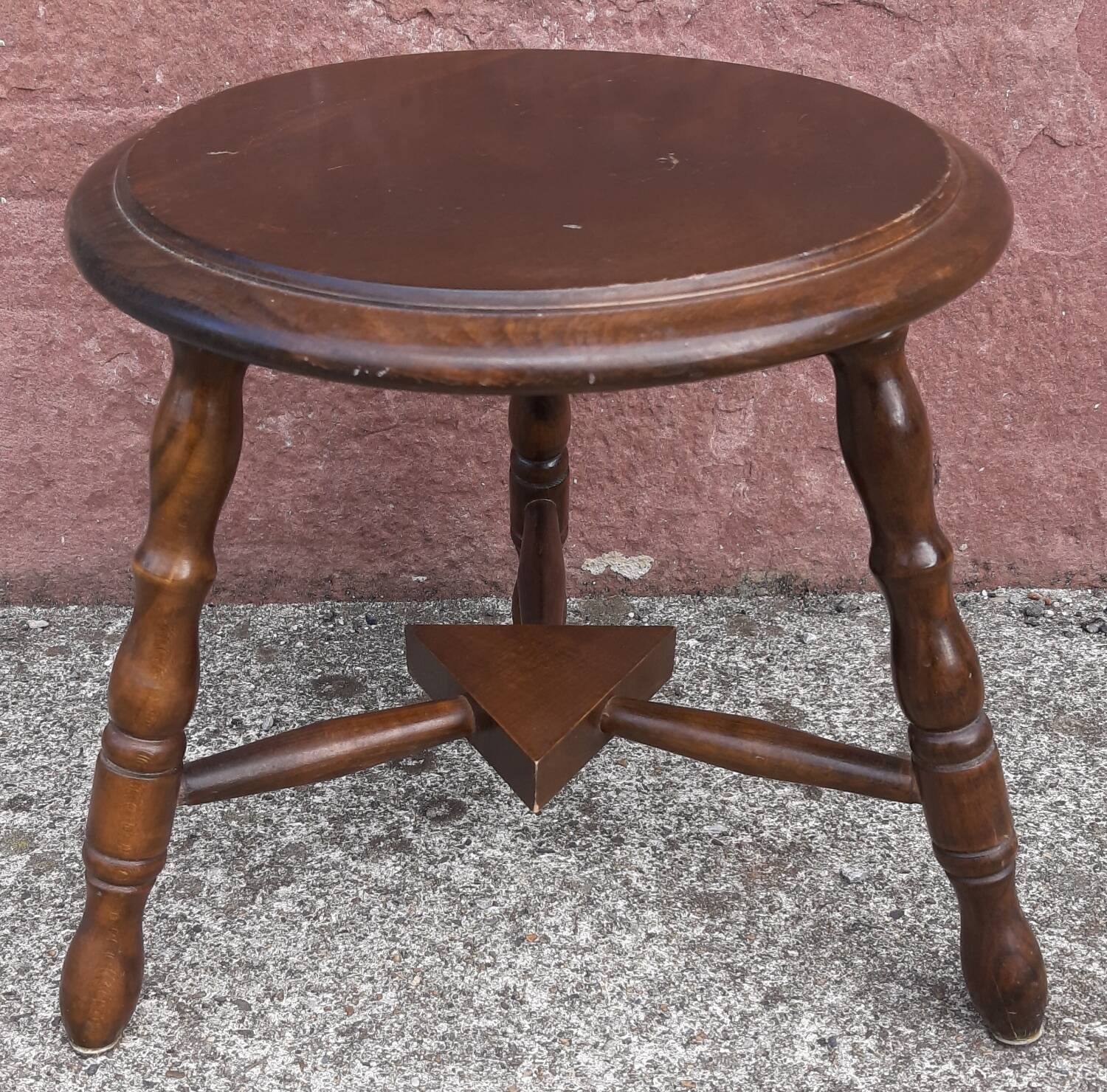 Tabouret bas tripode en bois.