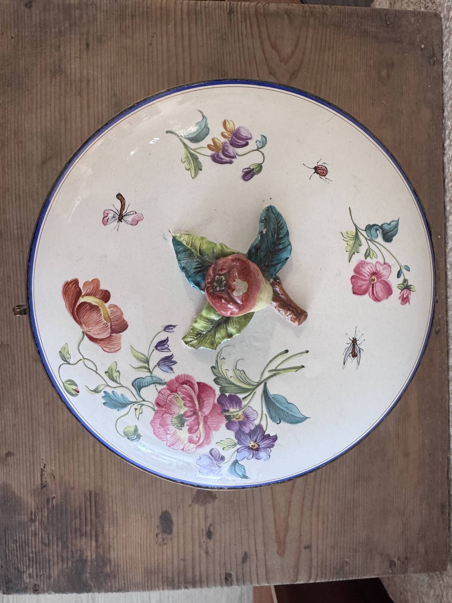 Fine porcelain bonbonnière attributed to Jules Vieillard, Bordeaux.