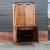 Armoire d’angle en chêne avec une façade incurvée d’un quart, Louis XVl