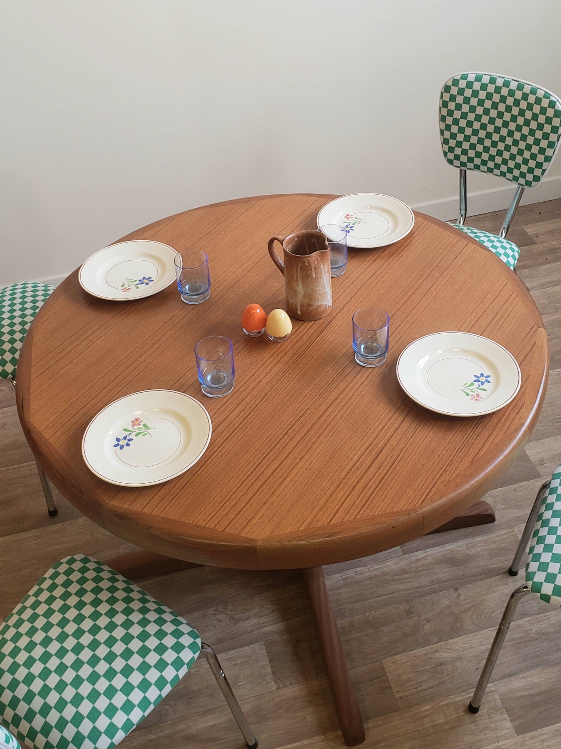 Baumann extendable round table