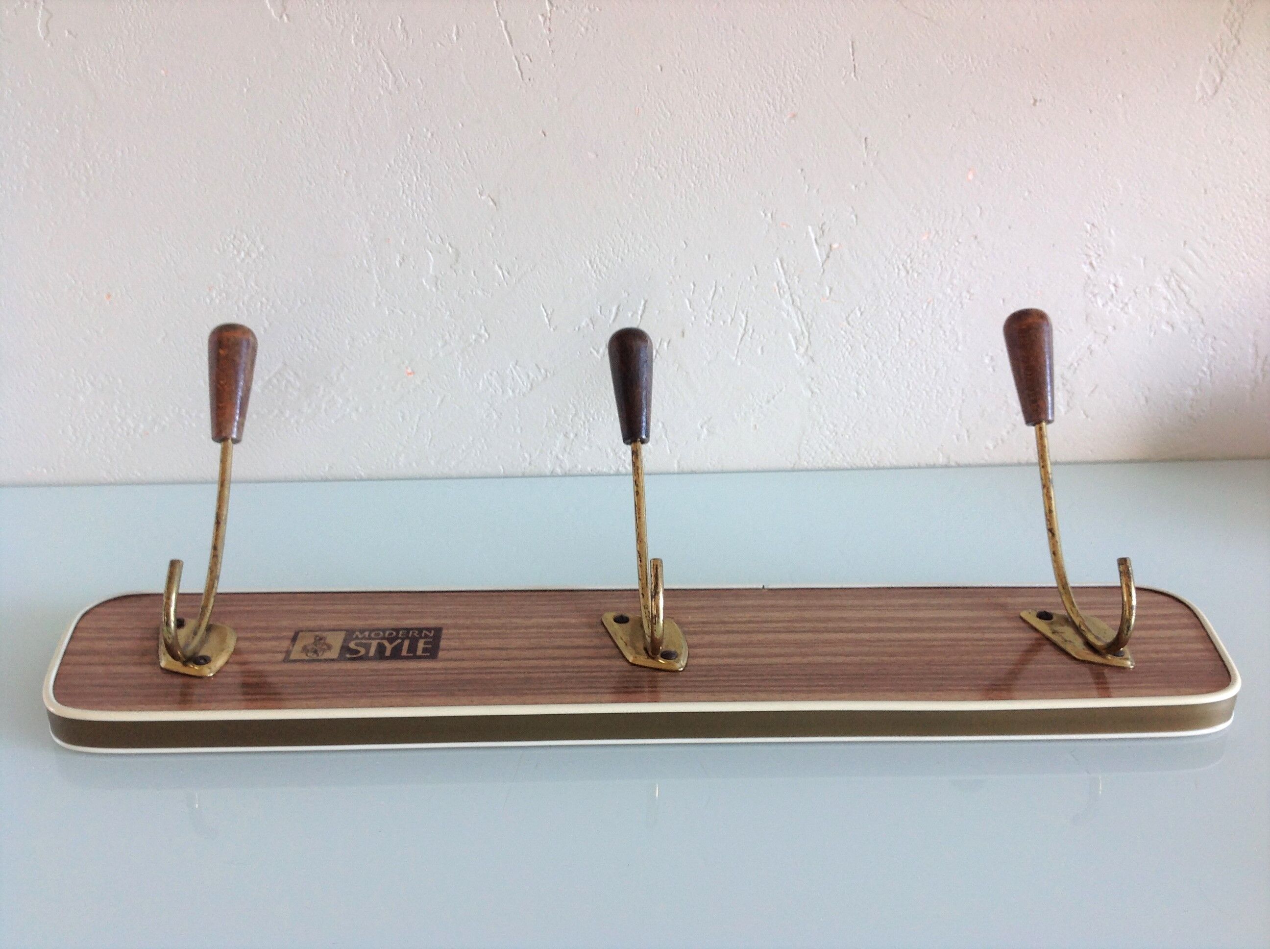 Patère en formica imitation bois à trois tetes / vintage années 60-70
