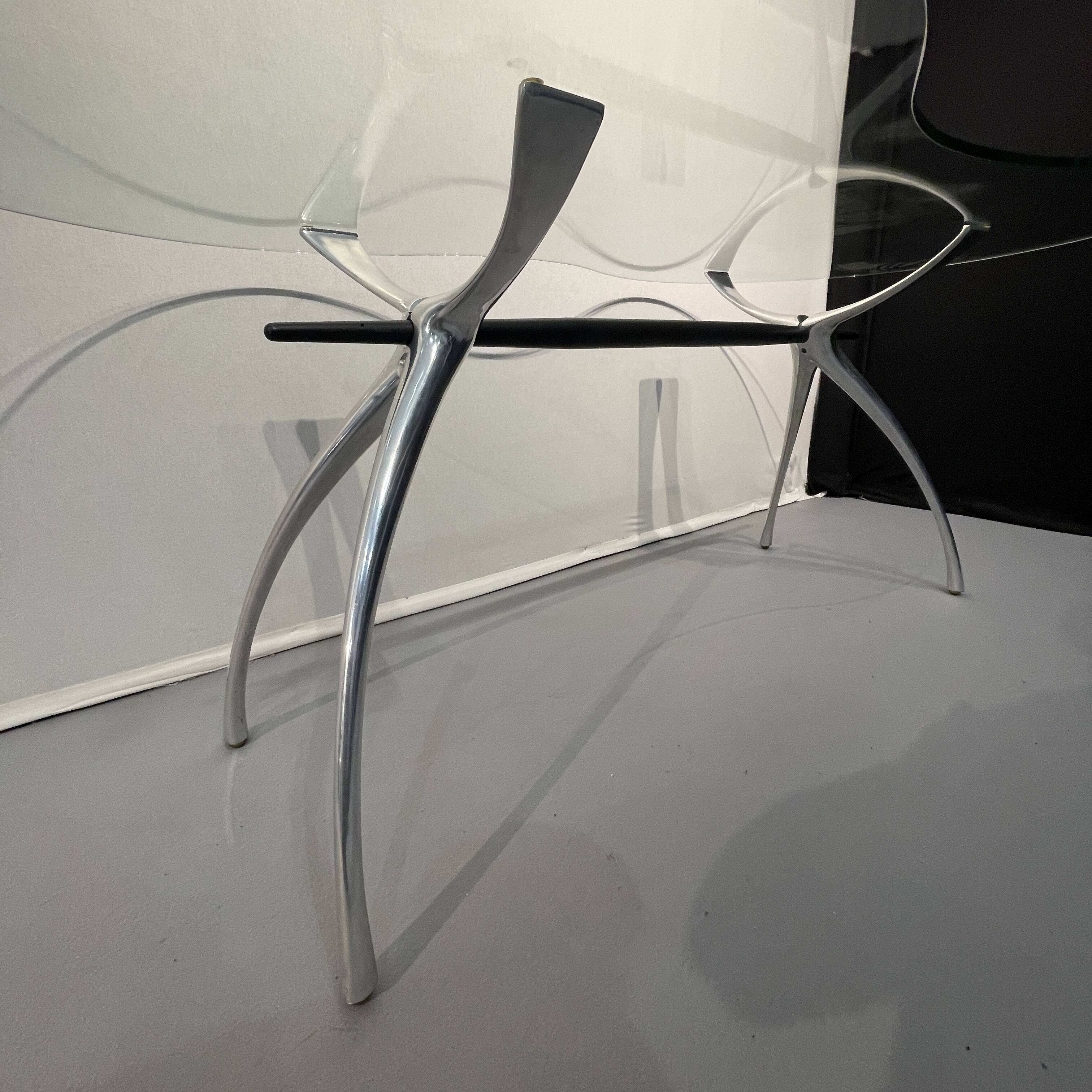 Table, bureau en aluminium brossé et verre formant "rognon" par Bernard Dequet