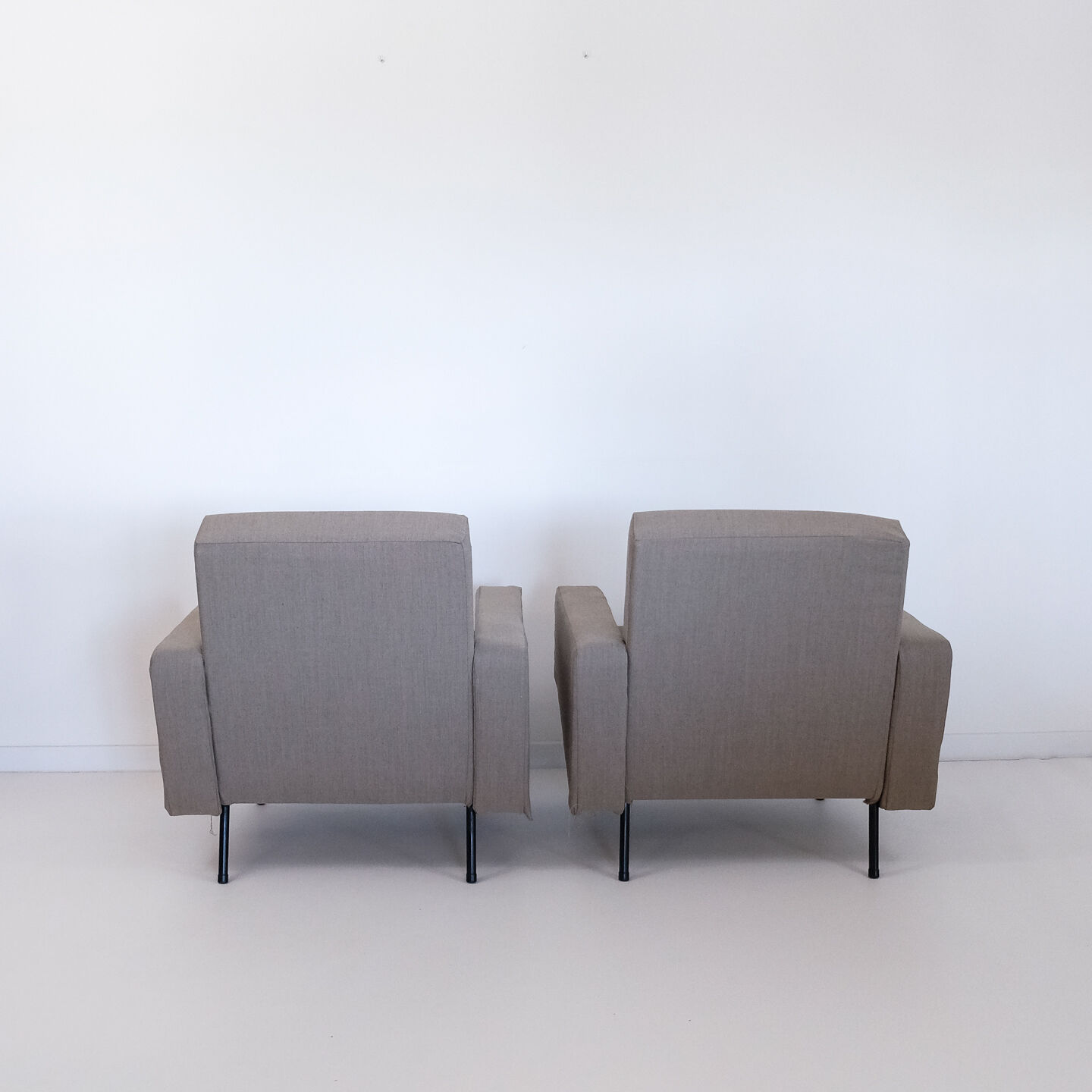 Salon G10 by Pierre Guariche