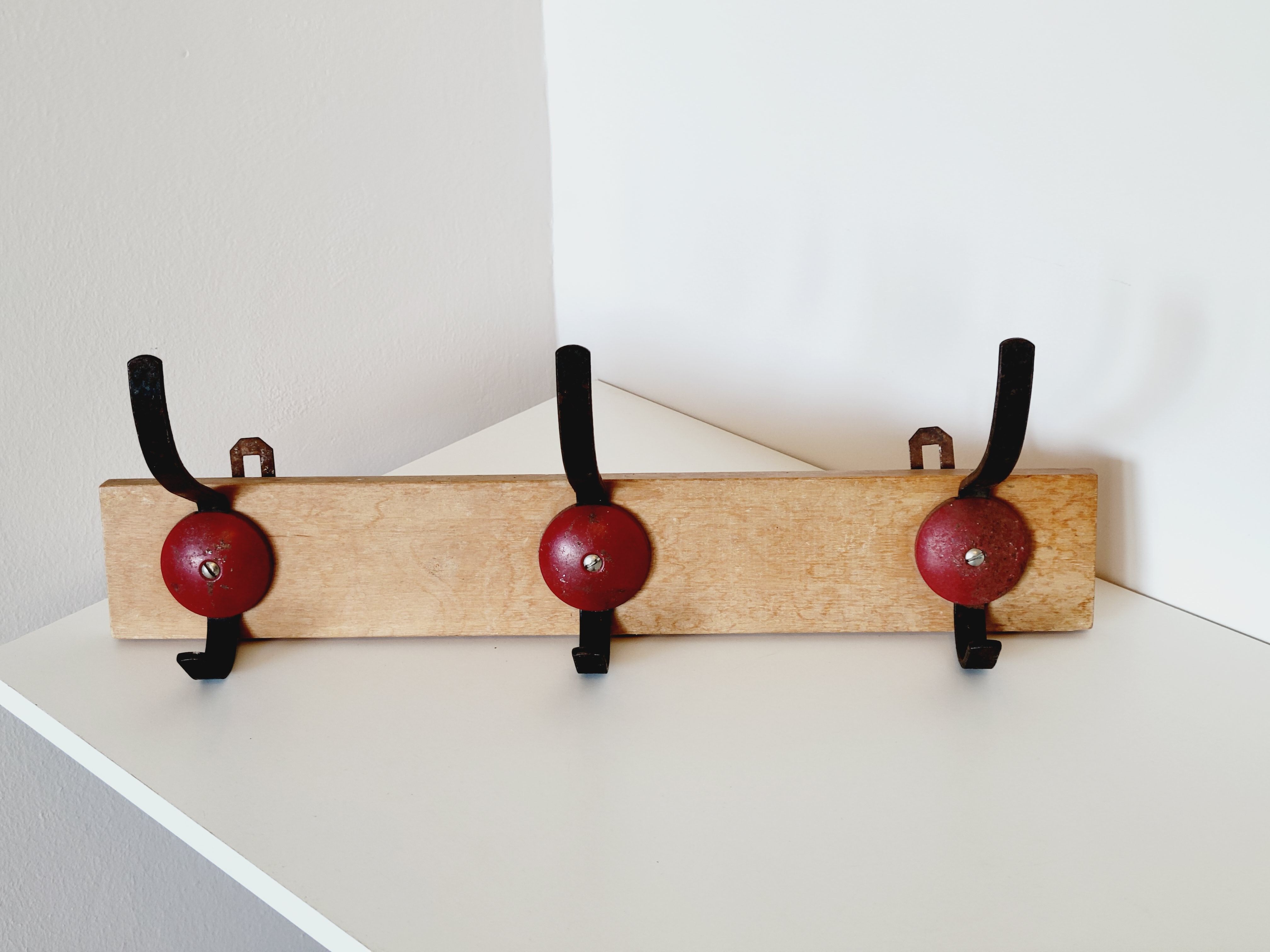 Industrial vintage coat rack 3 hooks in black and red metal