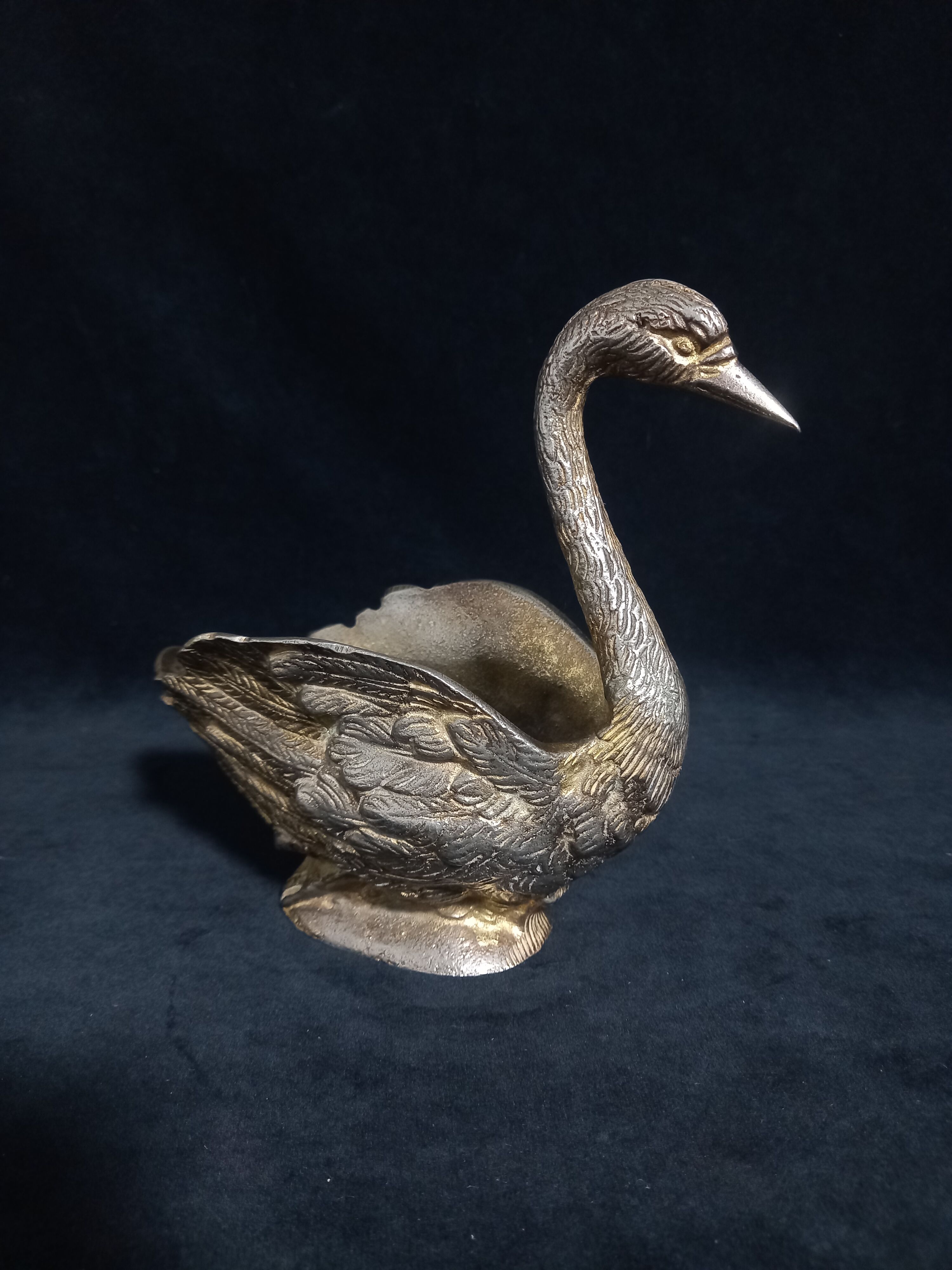 Planter in the shape of a swan