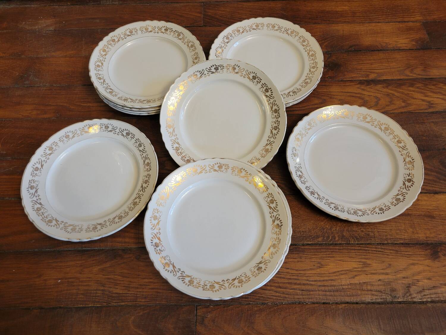 16 flat gold plates from Orchies porcelain