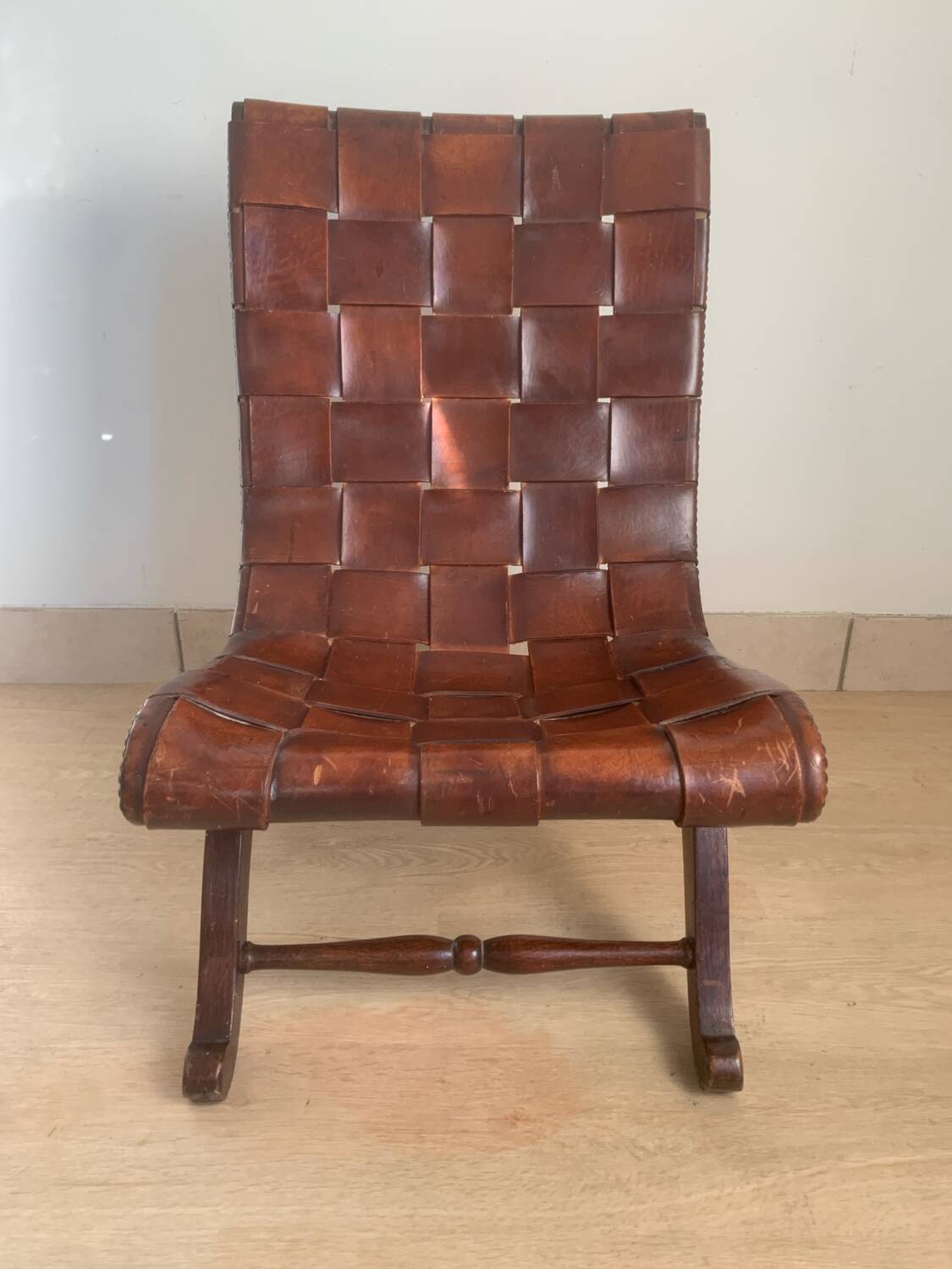 Chauffeuse en bois et cuir de Pierre Lottier