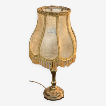 Lampe de table, de chevet en laiton dore ciselée, motif floral,, abat jour en parchemin, vintage