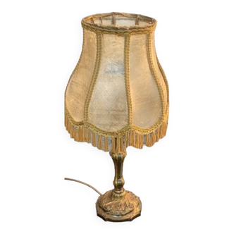 Lampe de table, de chevet en laiton dore ciselée, motif floral,, abat jour en parchemin, vintage