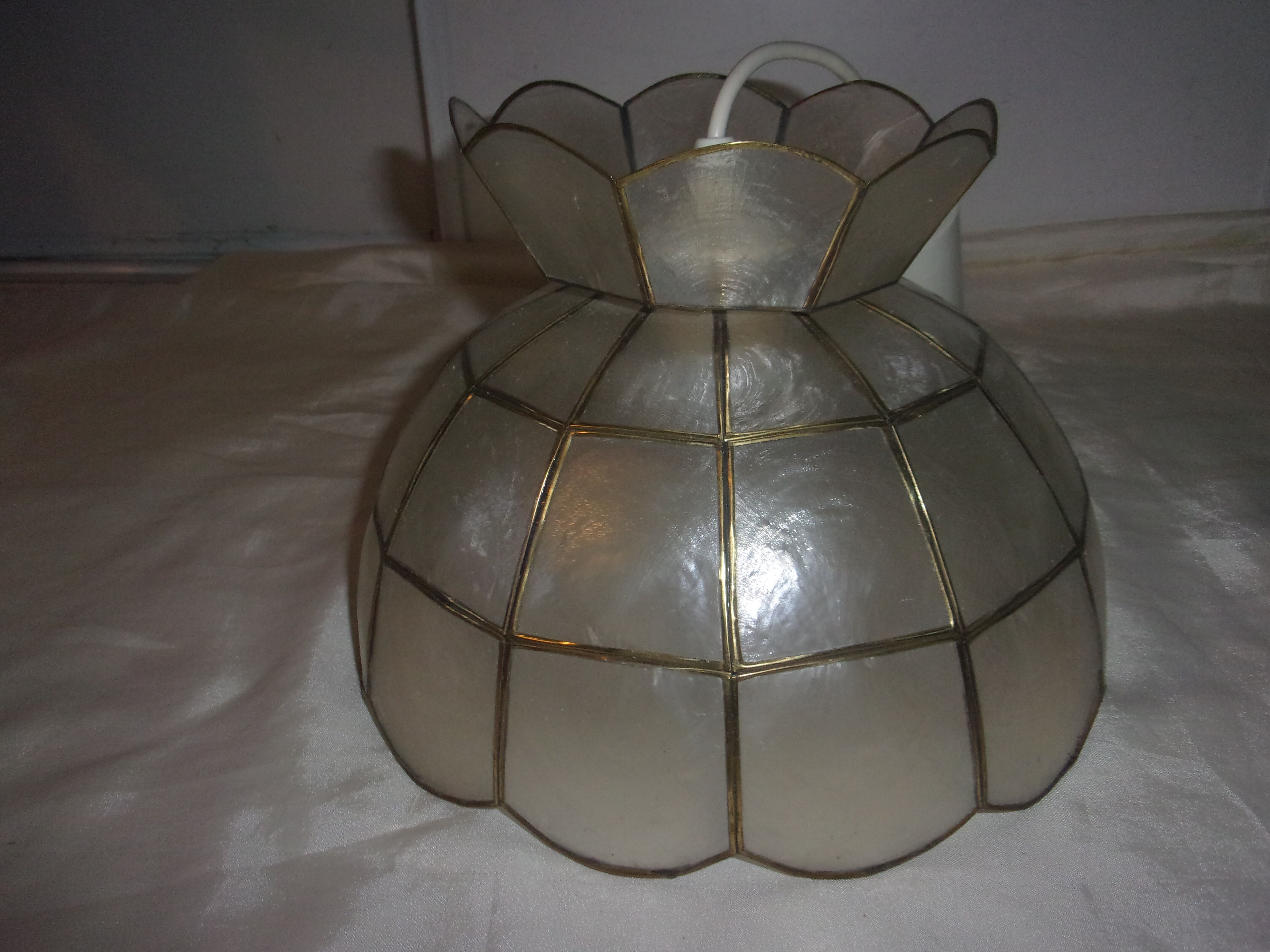 Mother-of-pearl and brass suspension