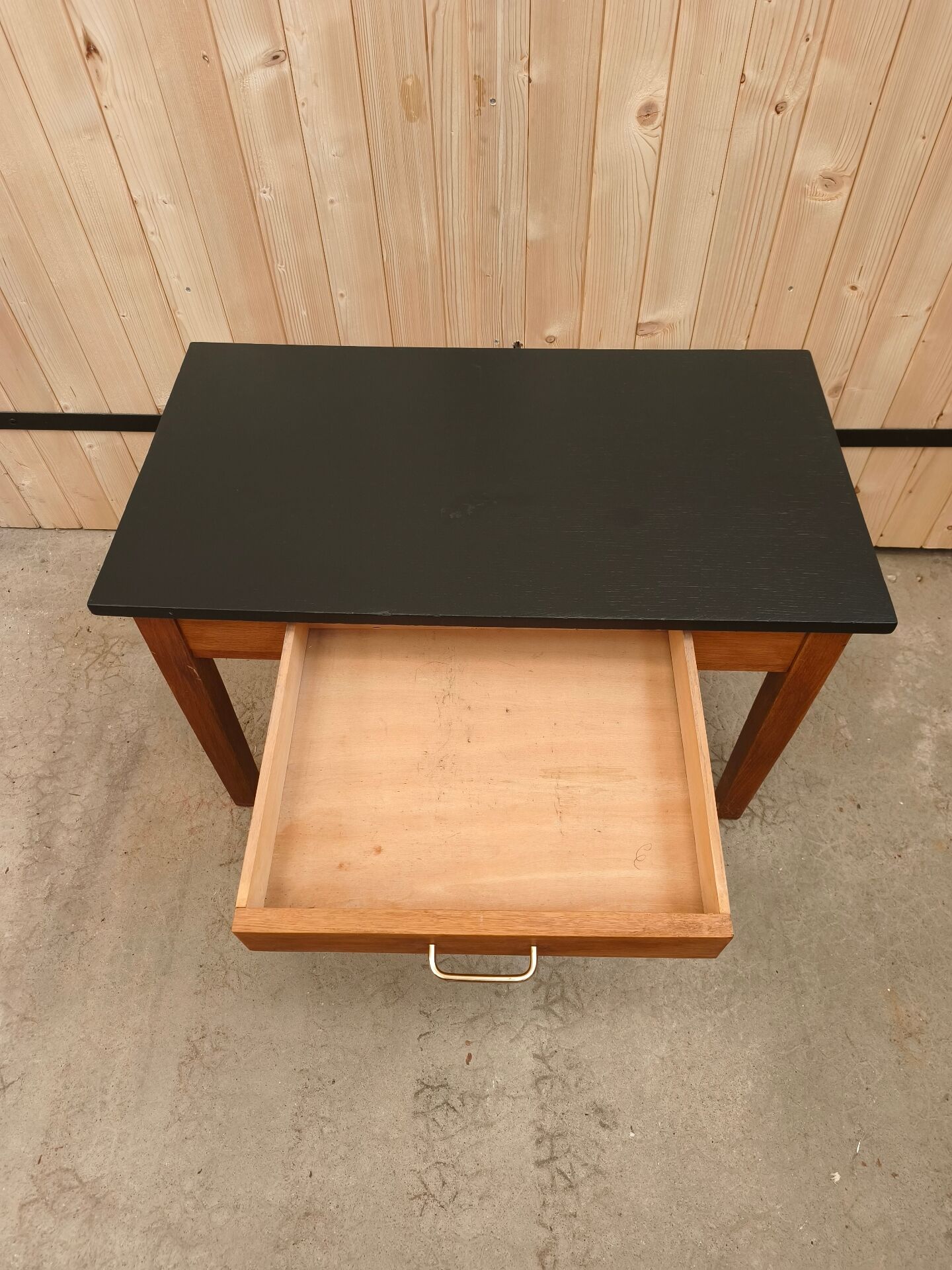 Table basse de ferme vintage - rénover plateau peint noir mat