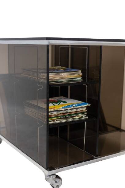 Meuble pour vinyles en verre fumé. Années 1970.