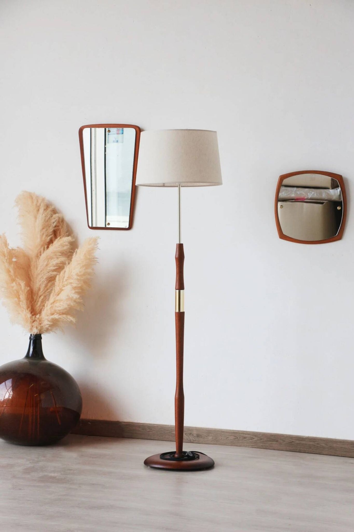 Vintage Scandinavian floor lamp in wood and gold brass — Beige lampshade