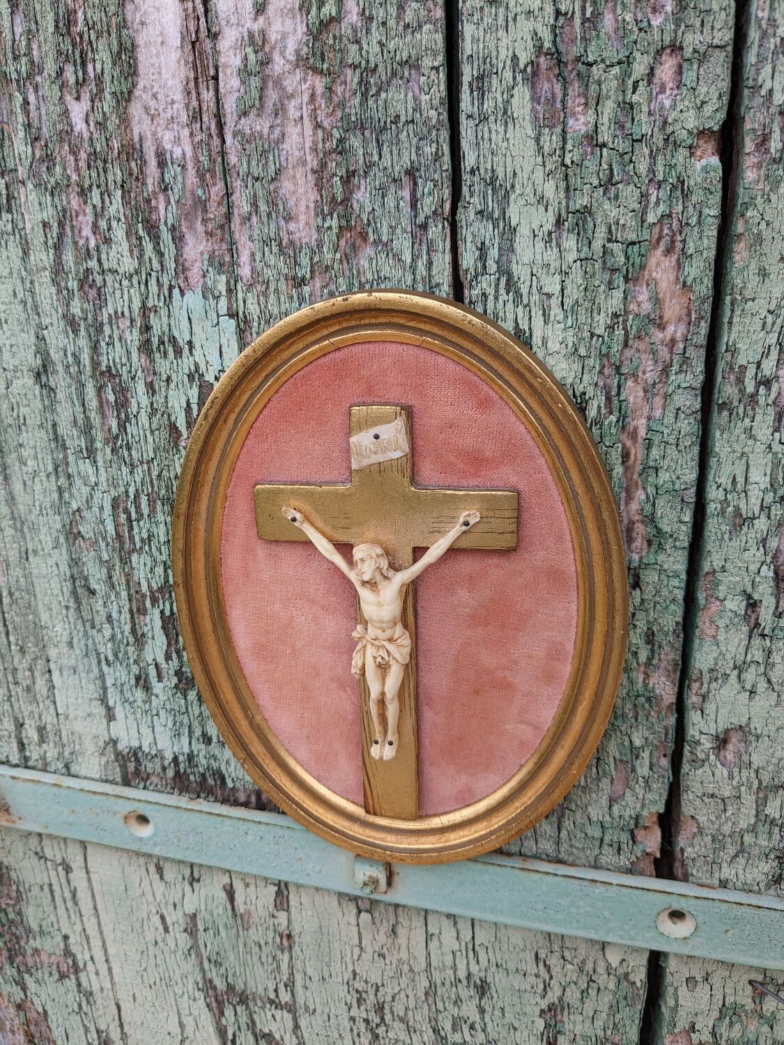 Médaillon crucifixion vintage