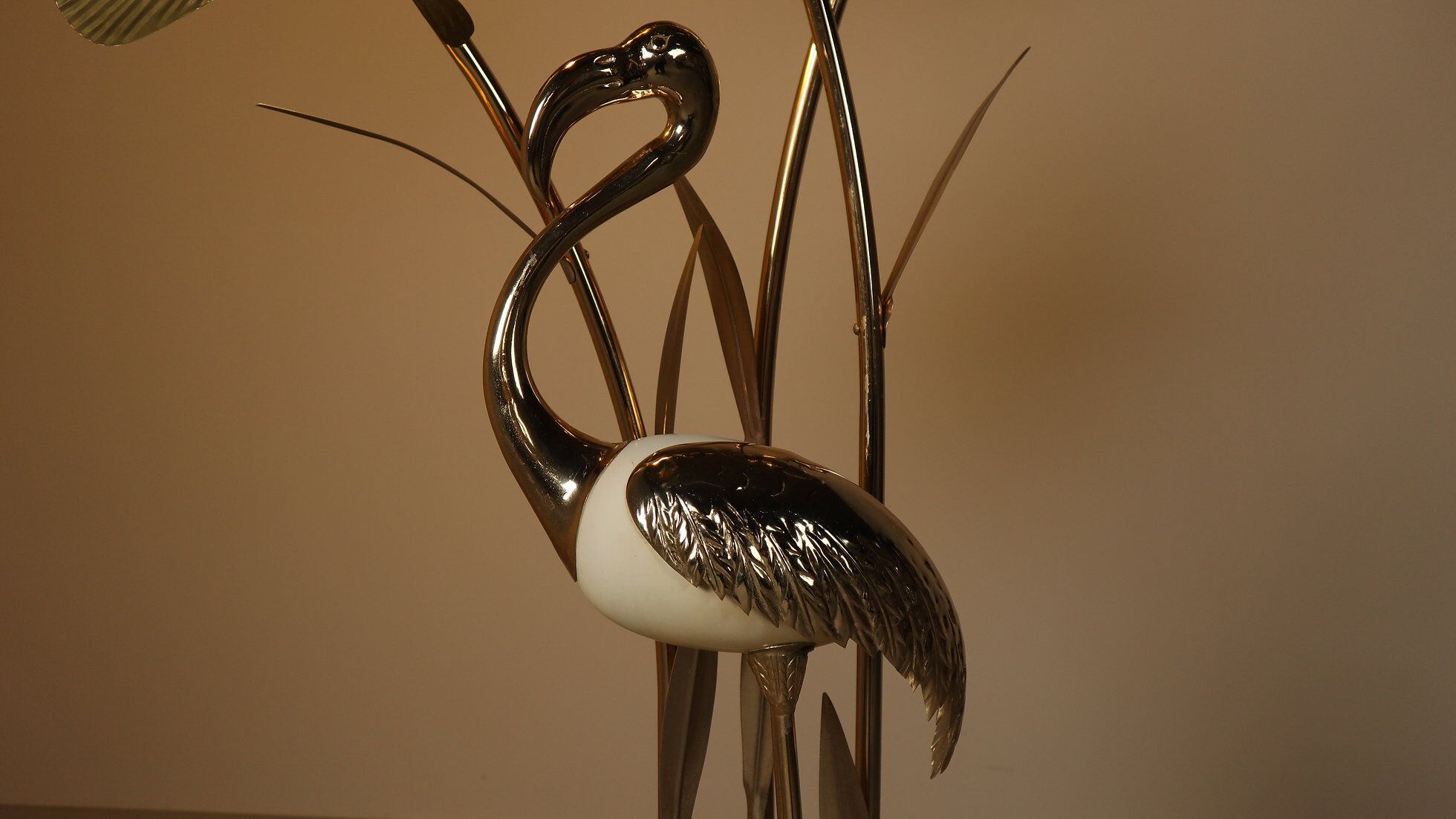 Grand lampadaire en laiton en forme de flamant rose, orné de feuilles de ginkgo sculptées, années 1970