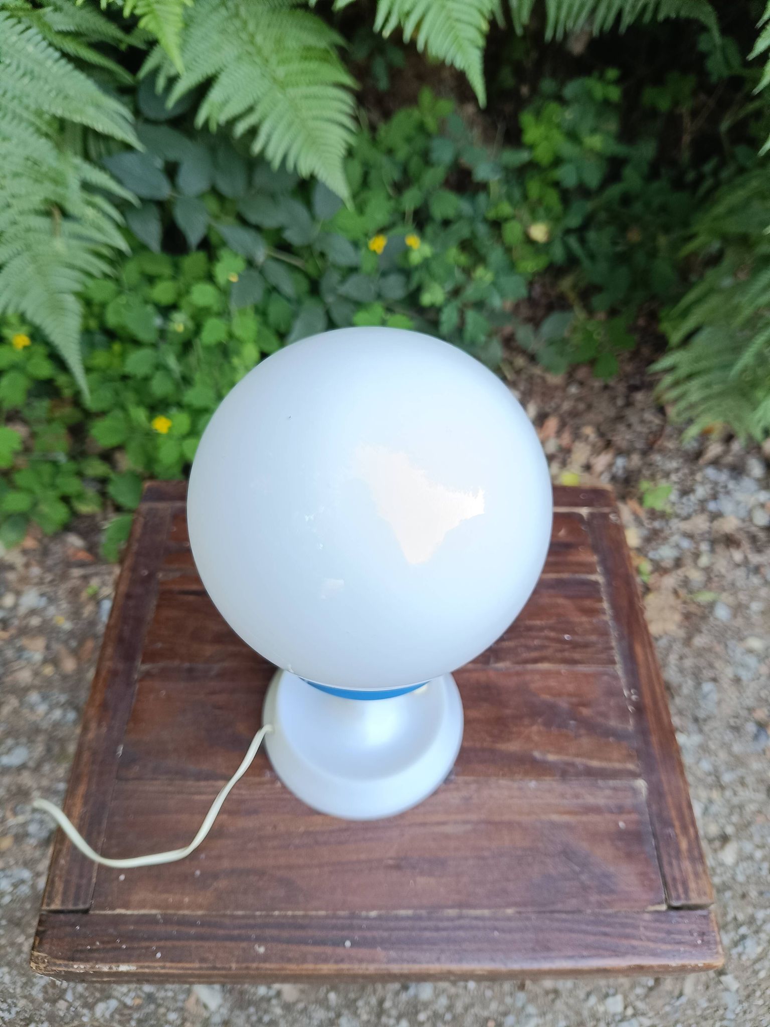Lampe boule Space Age en opaline blanche et plastique bleu, année 1970