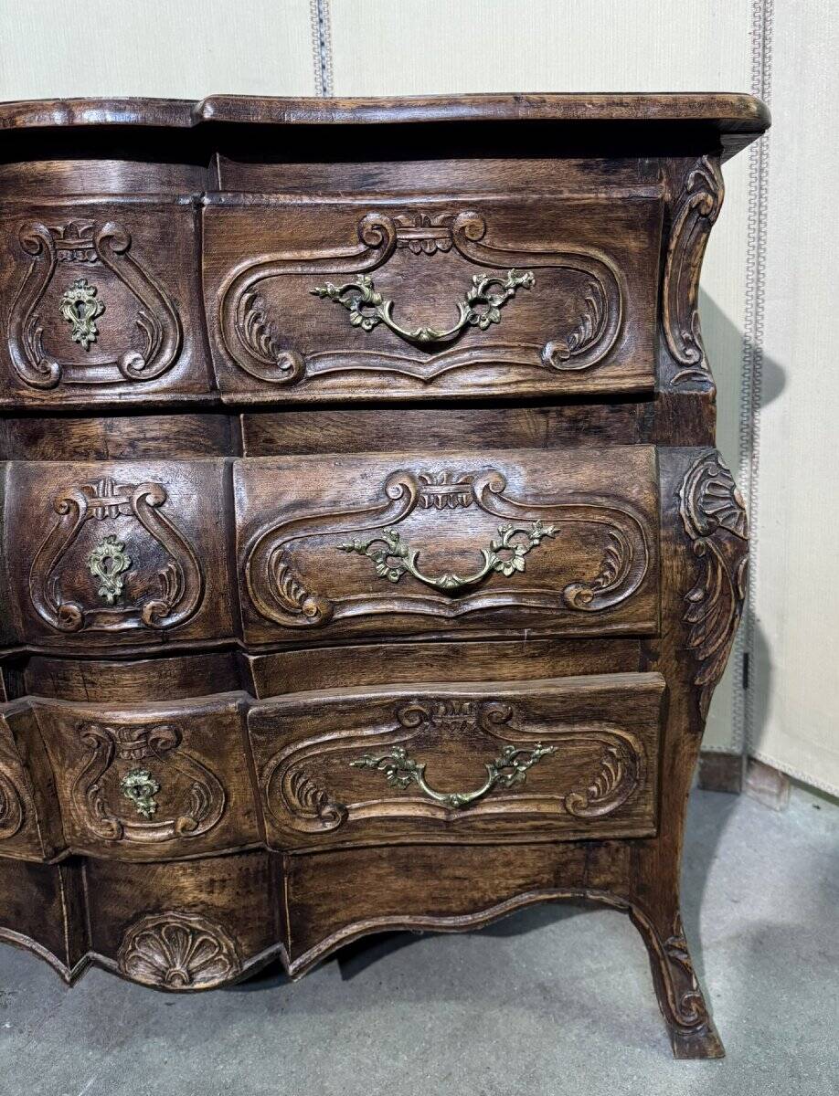 Curved tomb chest in the Provençal Louis XV style made of solid wood.