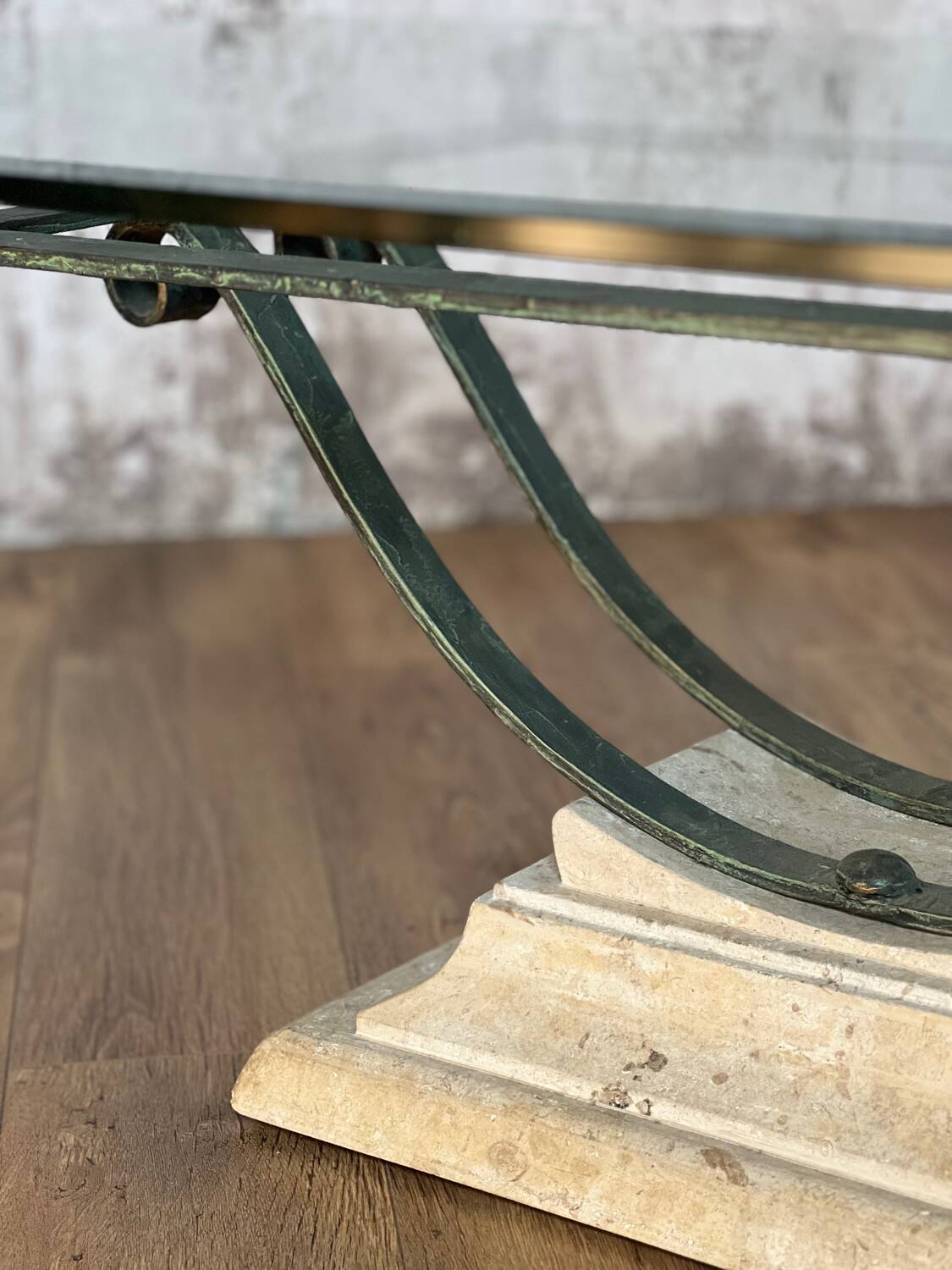 Table basse en verre et métal patine antique