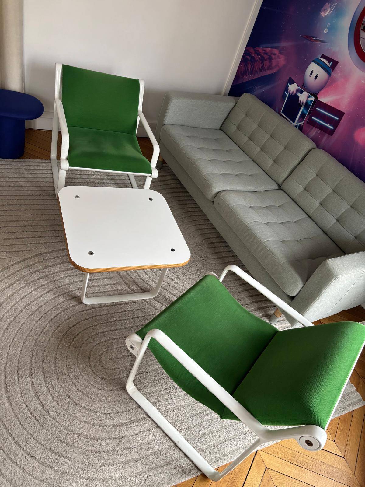 2 fauteuils verts + table basse moderniste
