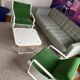 2 fauteuils verts + table basse moderniste