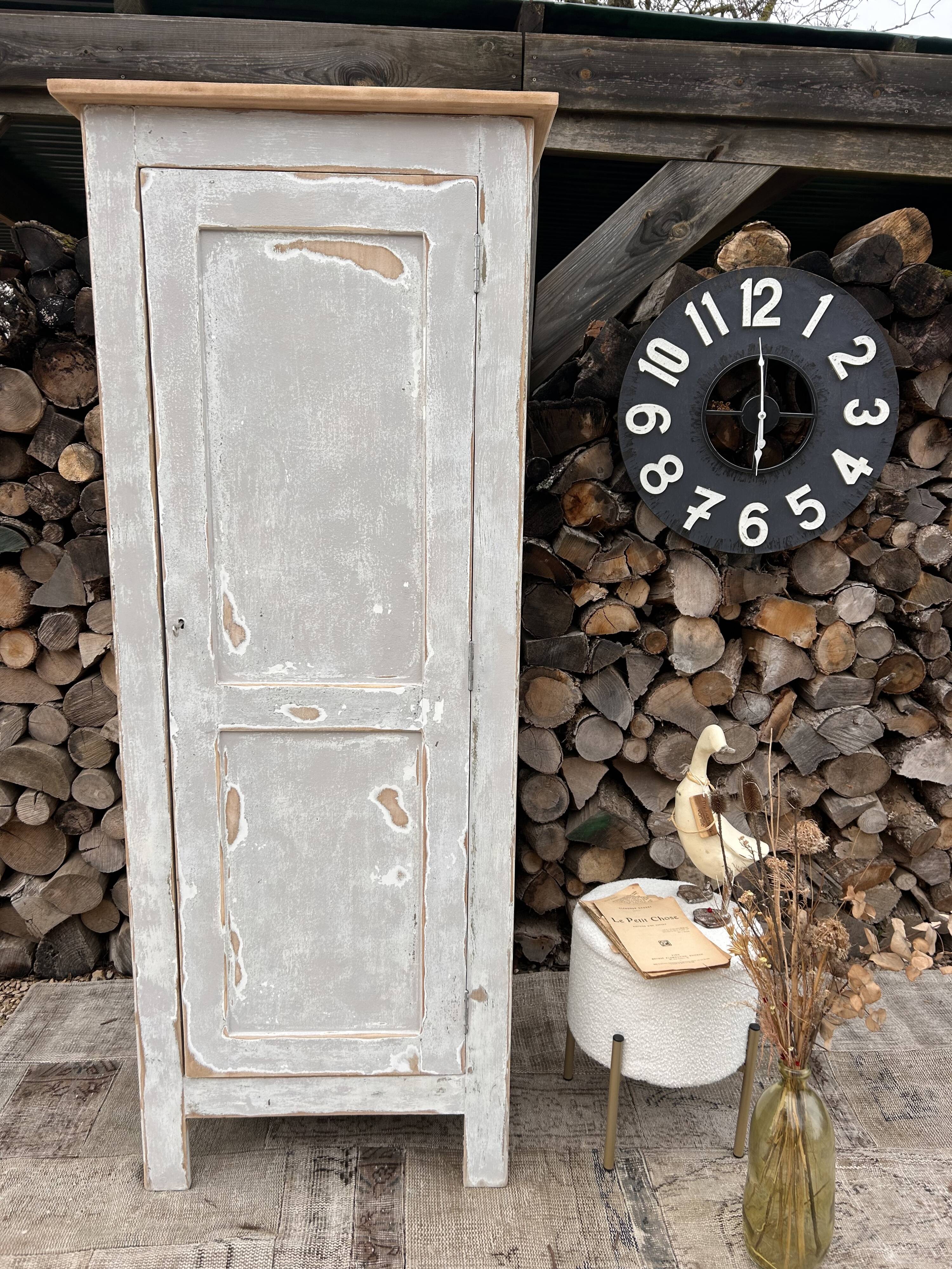 Small antique bonnetière