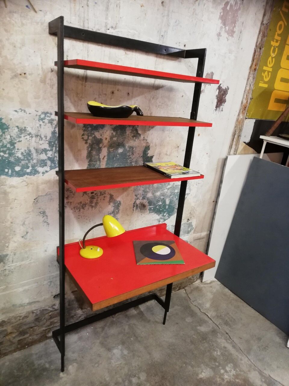 Office module with 50s shelves