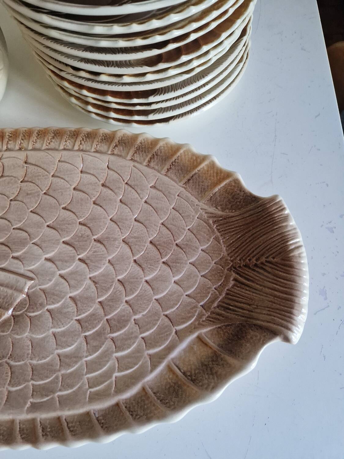 Many flat plates, dish, sauce boat, vegetable dish.