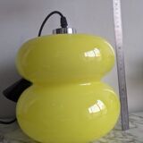 Suspension globe style peill & putlzer lampe vintage en opaline jaune pour luminaire baladeuse