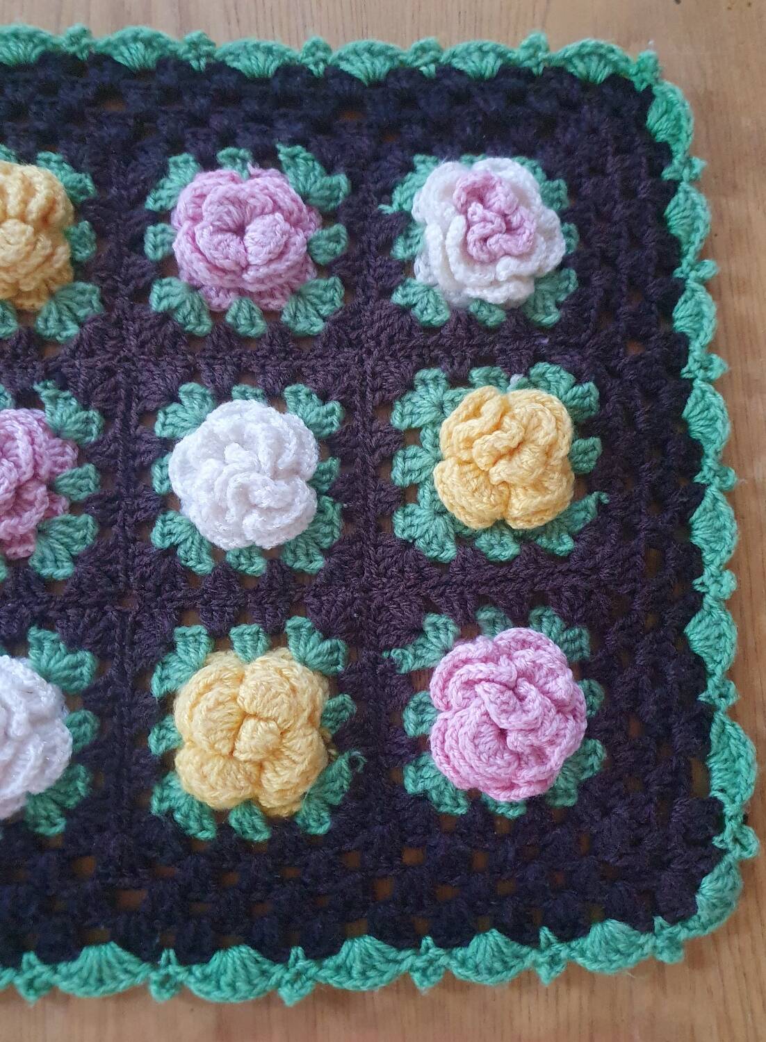 Set of 2 placemats in relief flowers crocheted vintage 70's hands