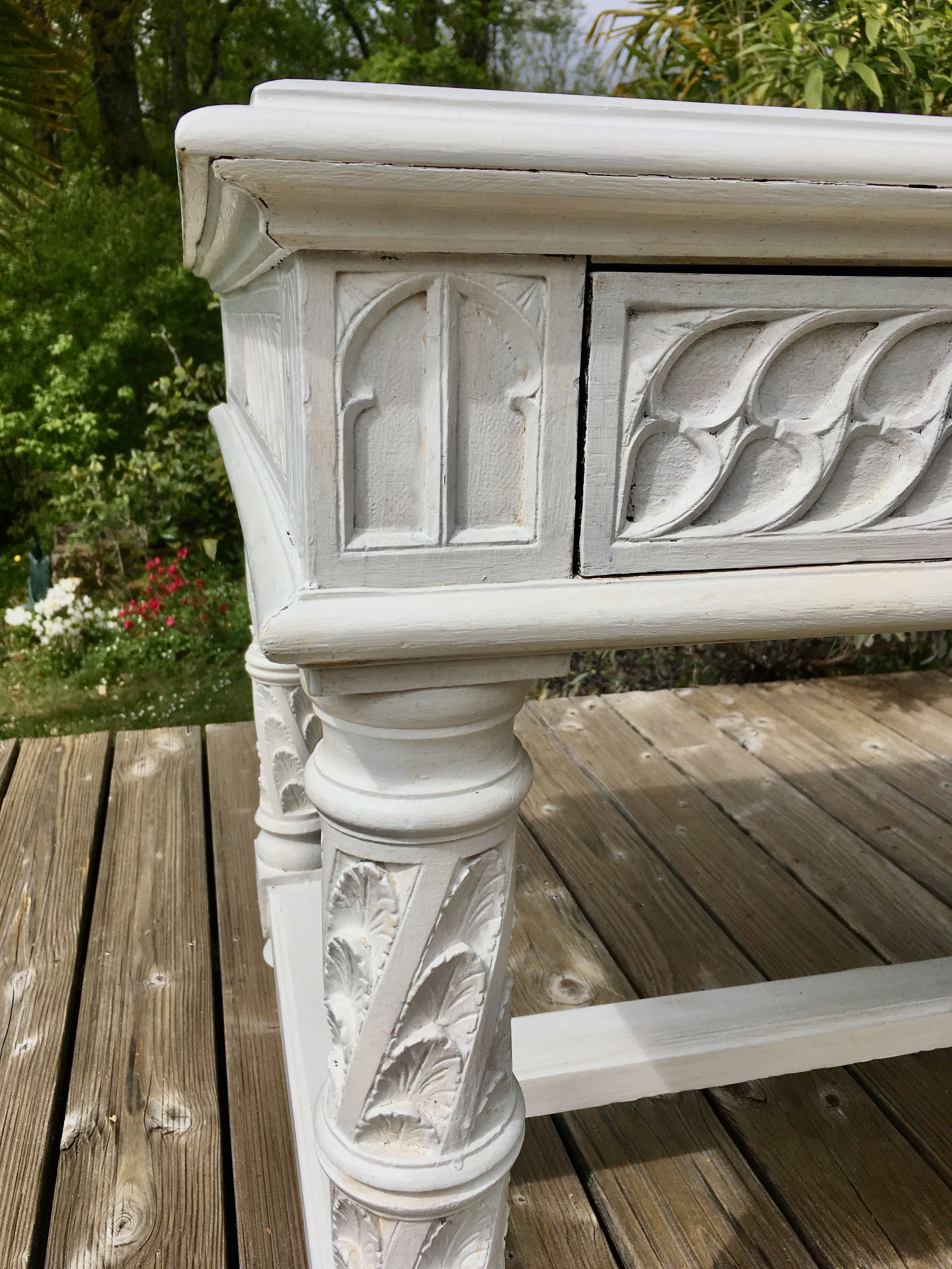 Bureau ancien en chêne sculpté et cérusé