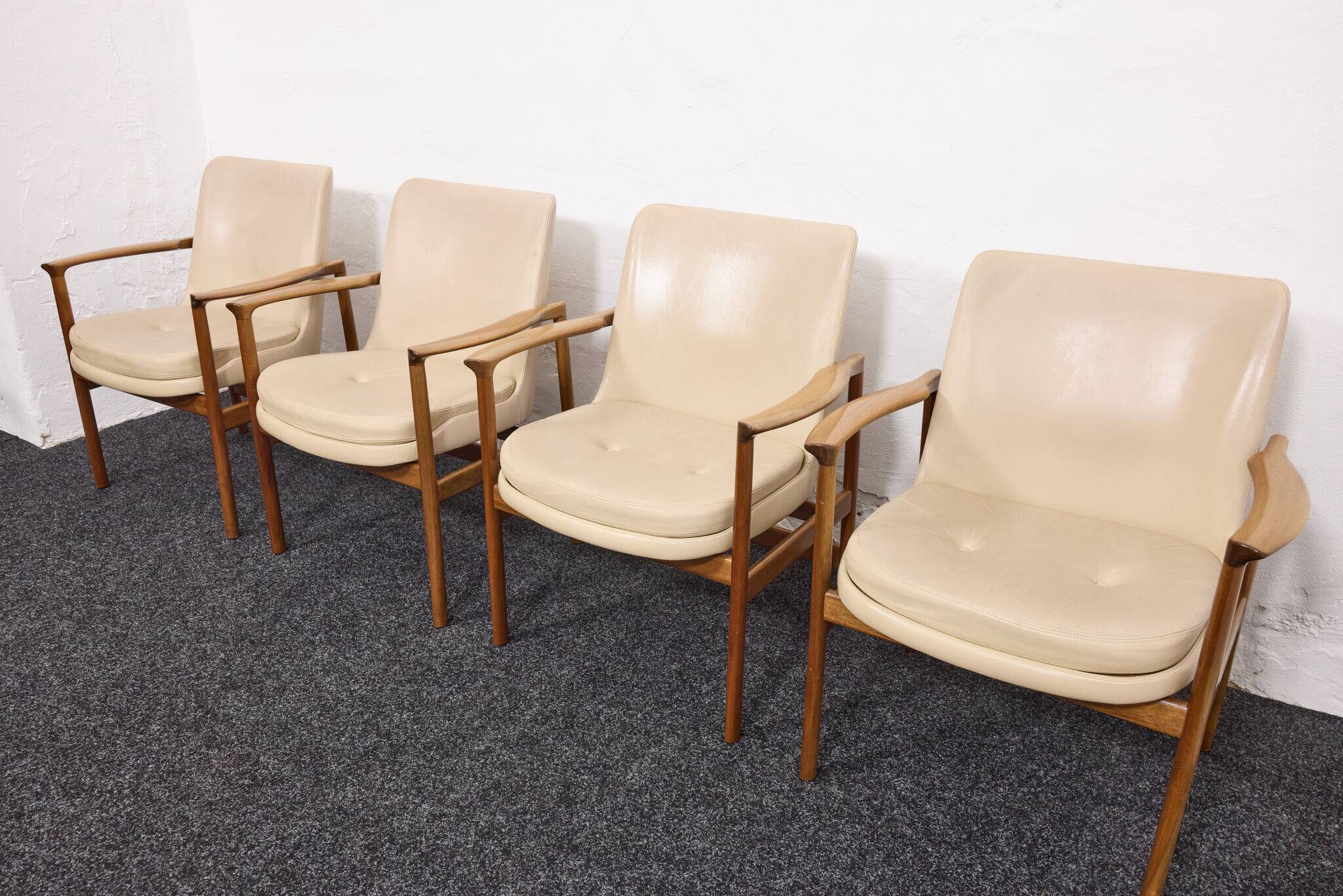 Chaises de salle à manger/conférence vintage avec accoudoirs en noyer et cuir vinyle d'origine b
