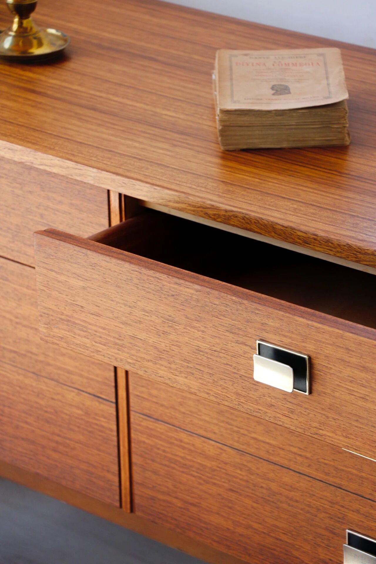 Vintage teak and zebrano chest of drawers: elegance of the 60s.