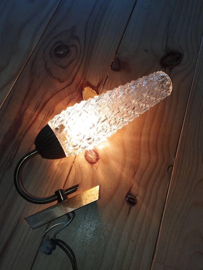 Vintage wall light in brass and textured glass – 60s/70s style