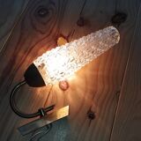 Vintage wall light in brass and textured glass – 60s/70s style