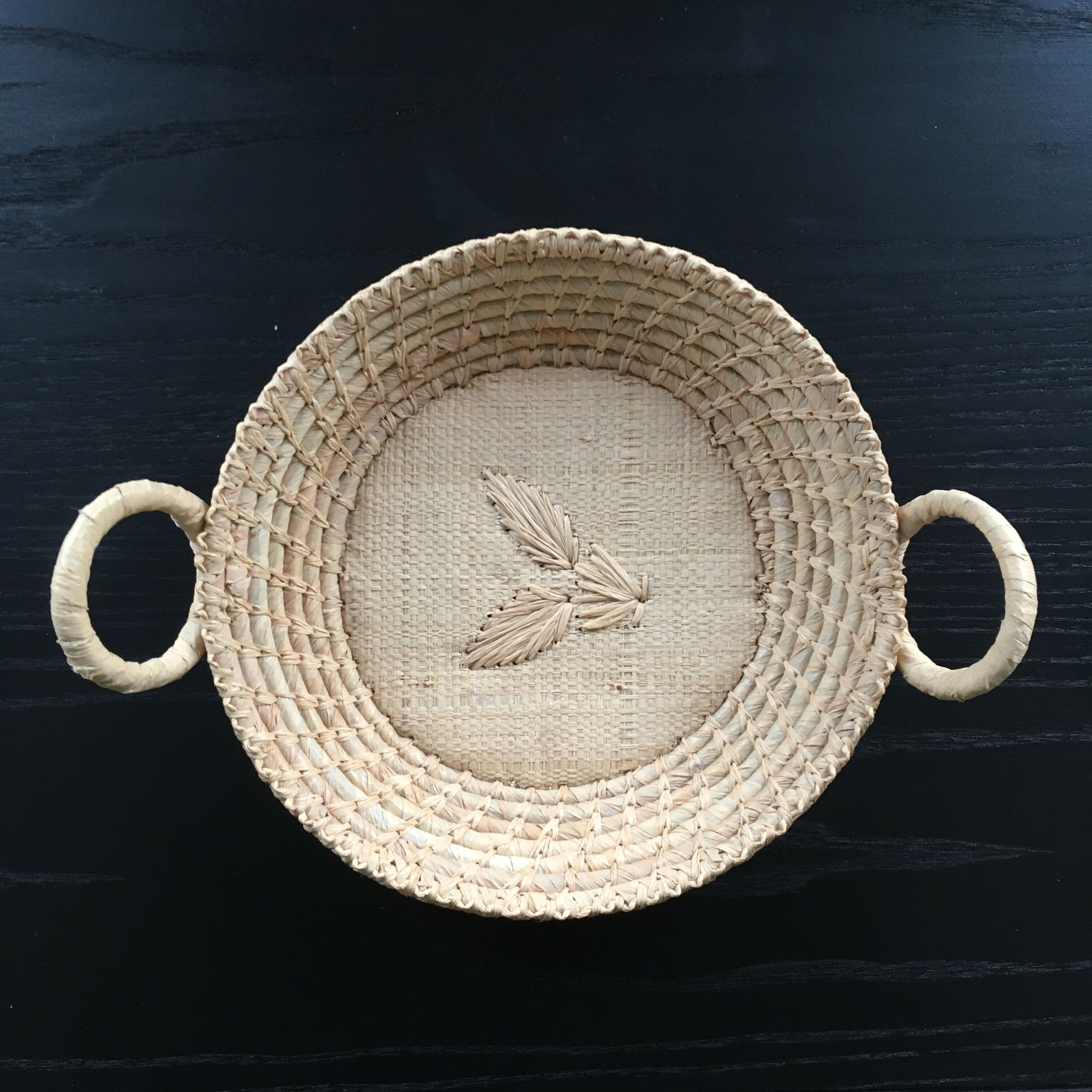 Straw basket leaf decoration