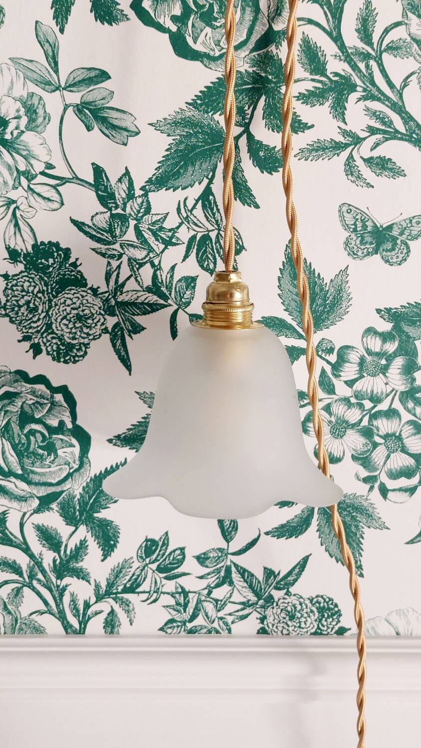 Suspension, glass lamp forming a tulip