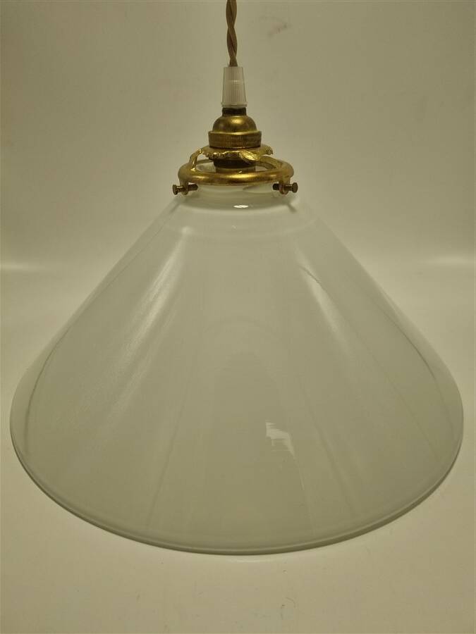 Conical suspension in white opaline