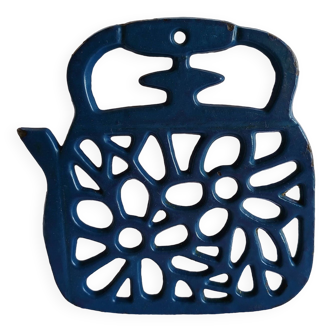 Kettle-shaped cast iron trivet