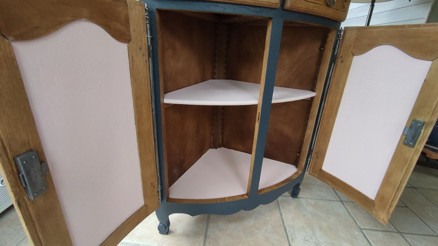 Corner cabinet
