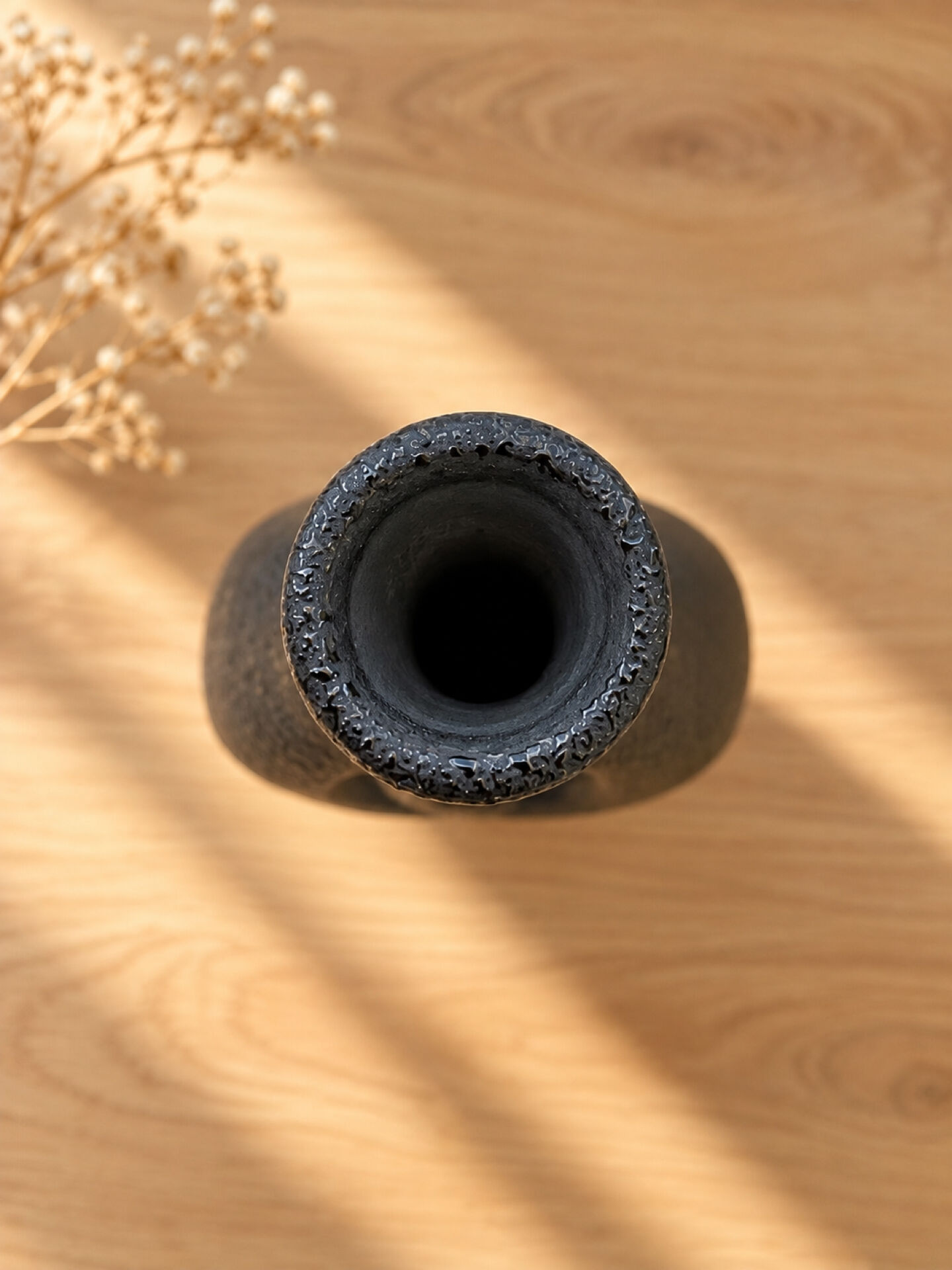 Vase soliflore sculptural en céramique noire – années 60/70