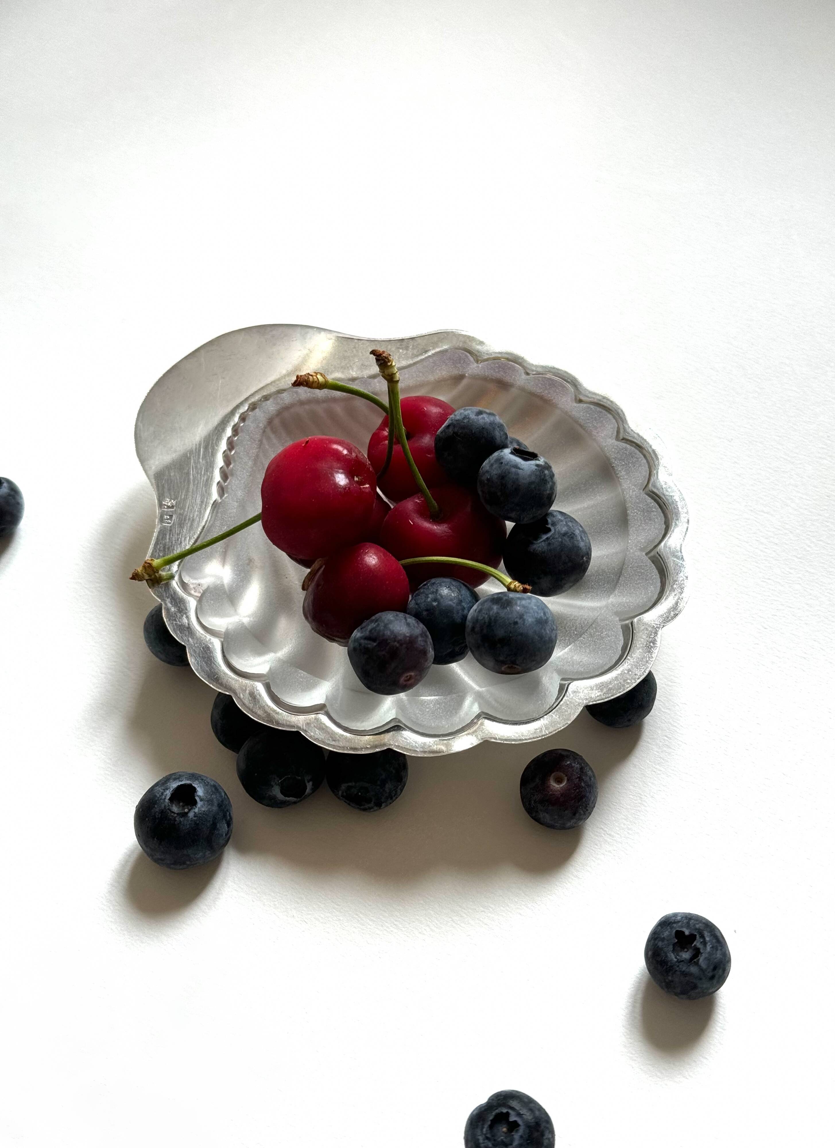 Silver-plated metal shell butter dish (Vulcain goldsmith)