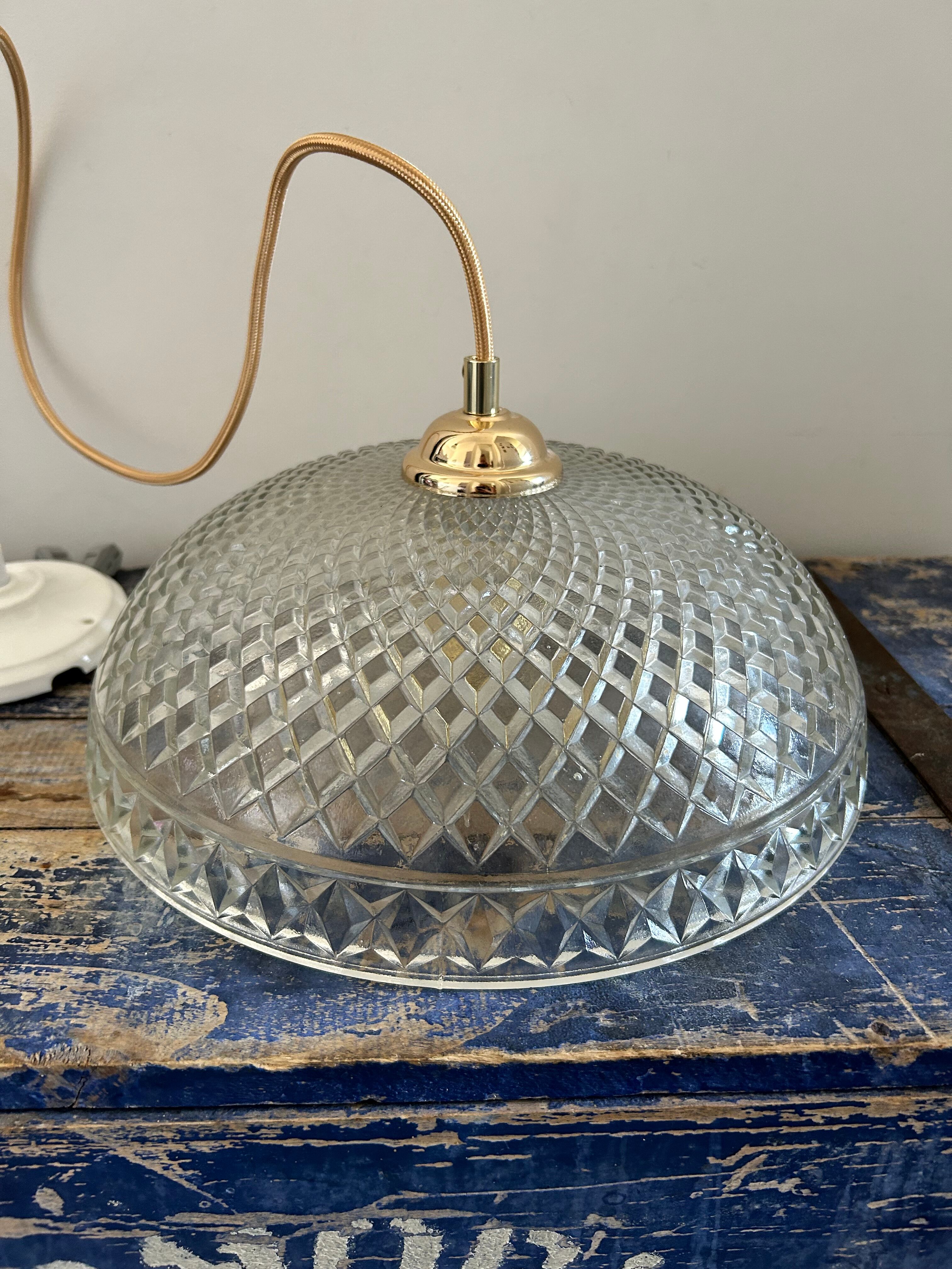 Vintage suspension in chiseled glass