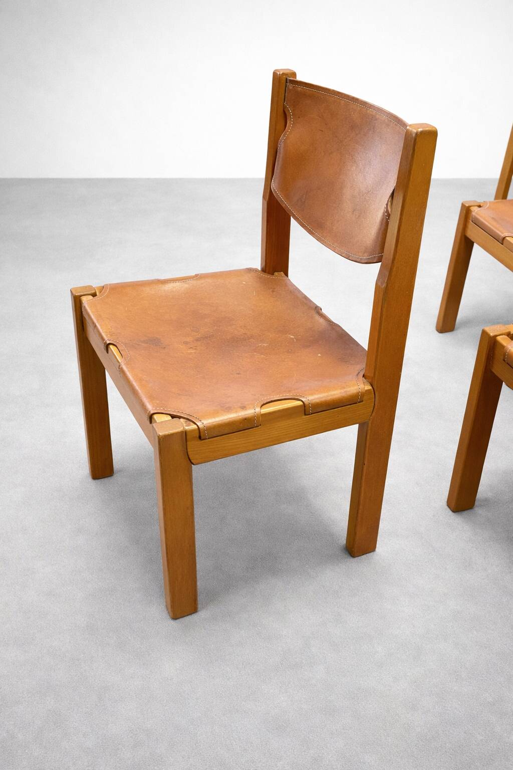 Set of 4 chairs from the 1960s in elm and patinated leather.