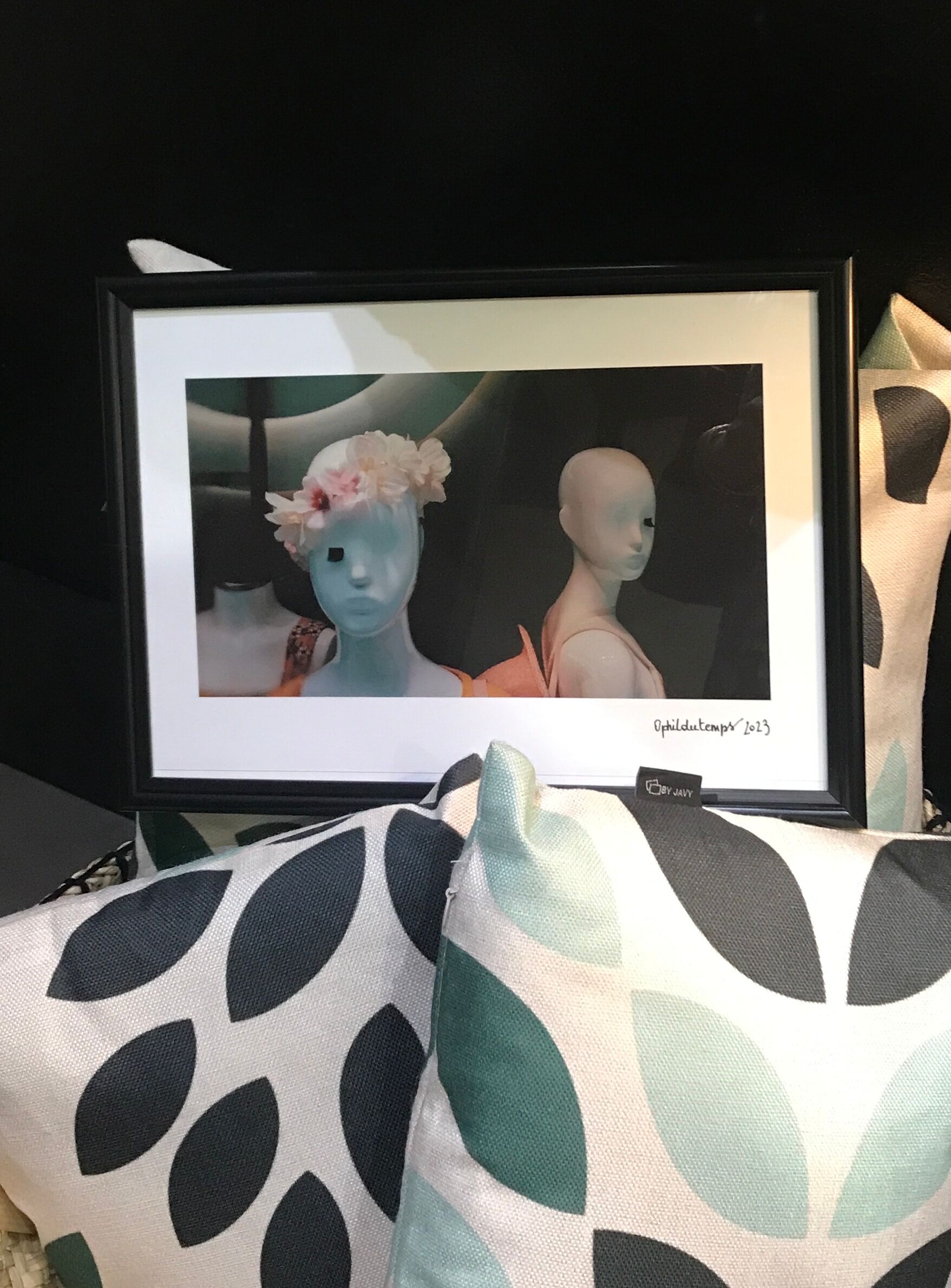 Photo mannequins showcase woman color large model