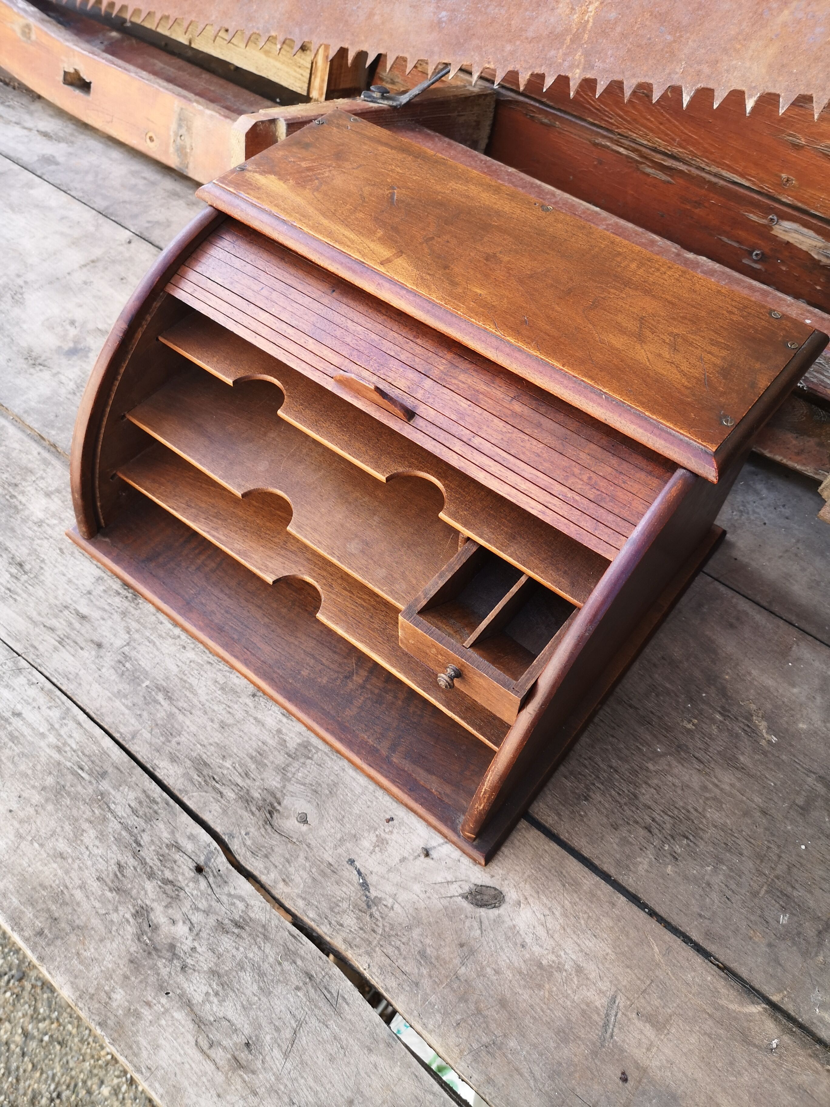 Curtain-closing office filing cabinet