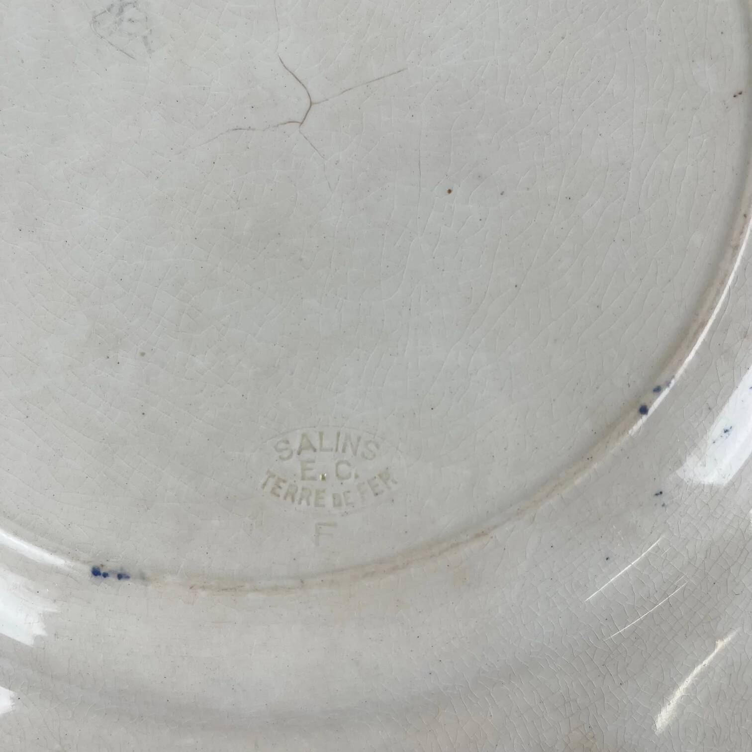 Round plate made of iron earth from Salins, late 19th century - early 20th century.
