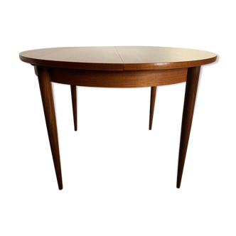 Scandinavian round teak dining table from the 60s extendable