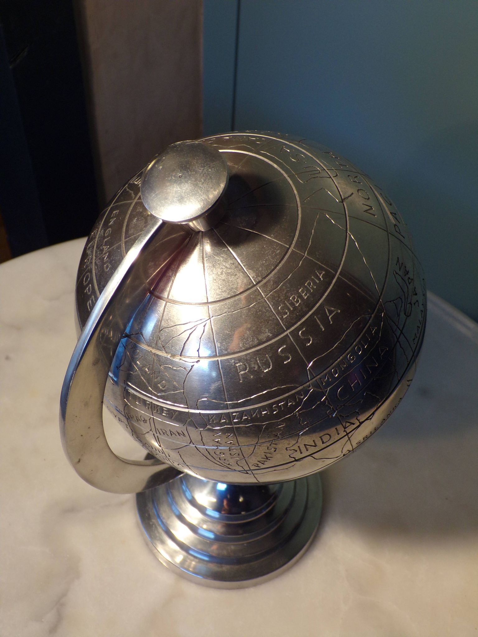 Globe terrestre en métal