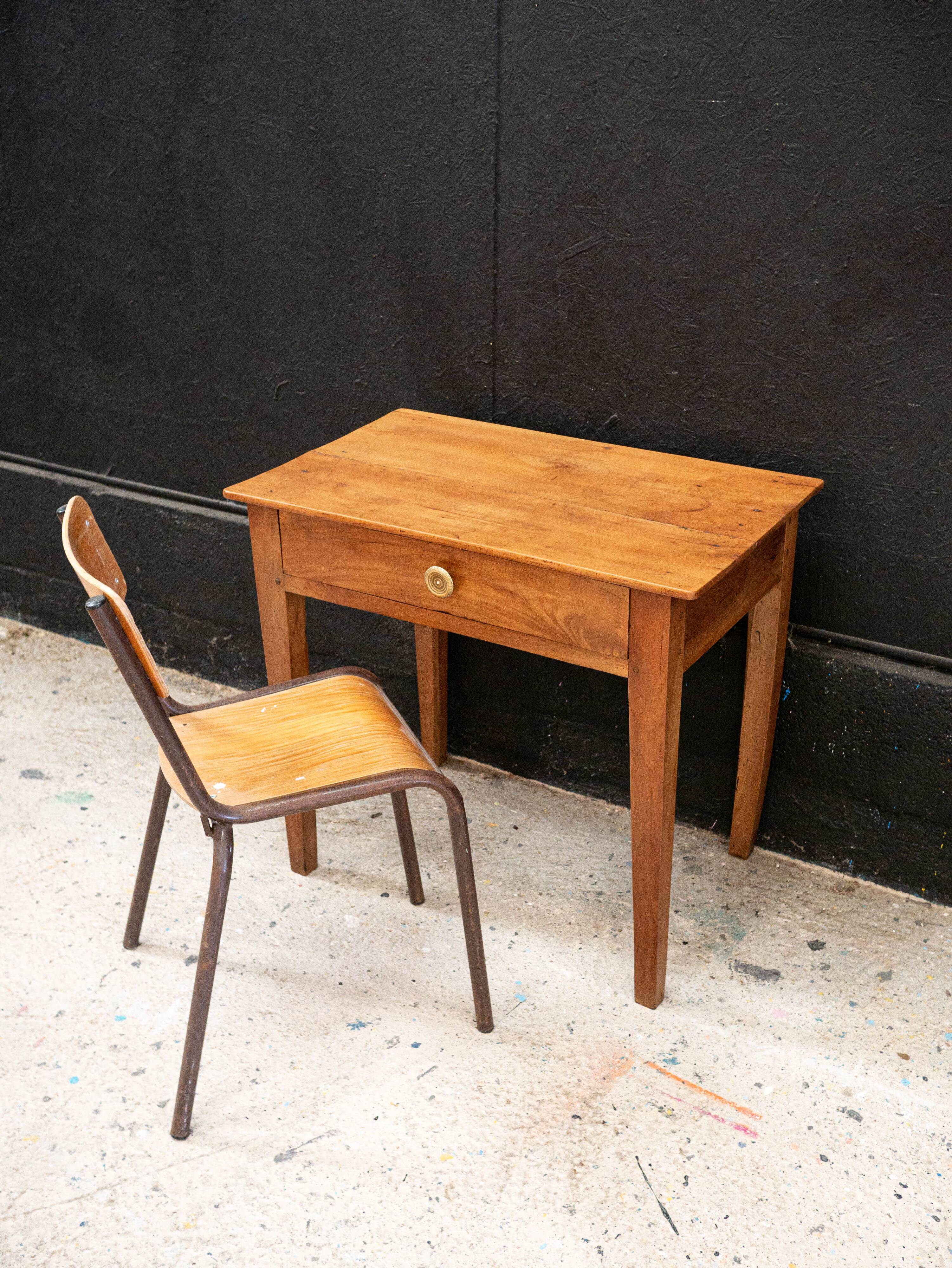 Small walnut table from the 19th century.